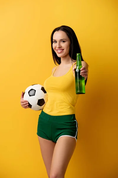 Χαμογελαστός Οπαδός Του Ποδοσφαίρου Κρατώντας Μπάλα Και Μπουκάλι Μπύρα Στο — Φωτογραφία Αρχείου