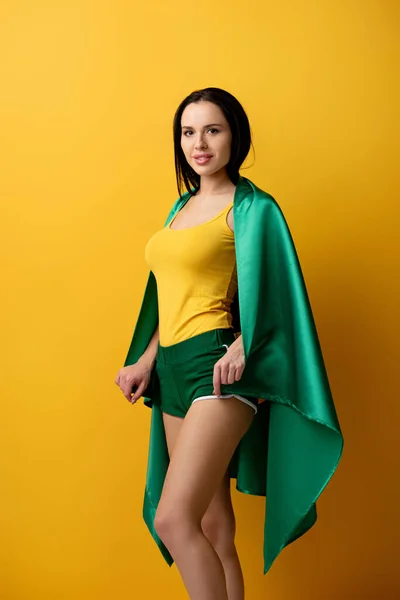 Mooie Vrouwelijke Voetbal Fan Korte Broek Met Braziliaanse Vlag Geel — Stockfoto