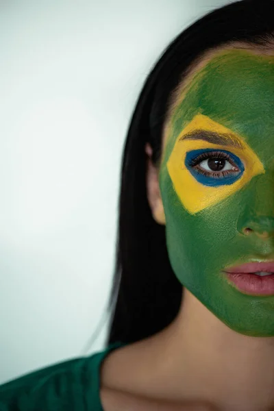 Attraente Tifoso Calcio Femminile Con Bandiera Brasiliana Dipinta Sul Viso — Foto Stock