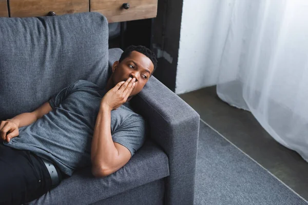 Preocupado Afro Americano Deitado Sofá Casa — Fotografia de Stock