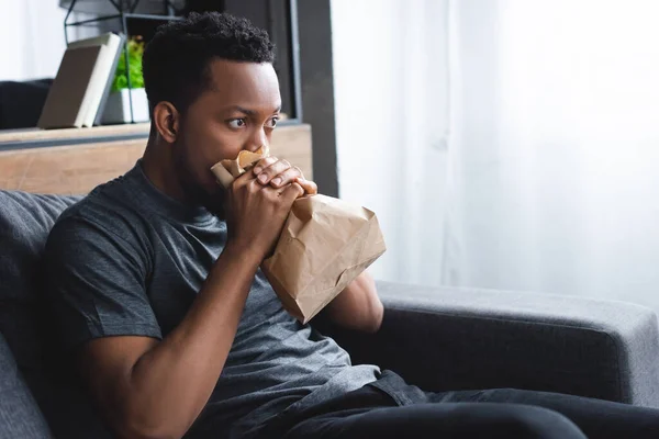 Gestresster Afroamerikaner Atmet Mit Papiertüte Während Hause Panikattacken Hat — Stockfoto