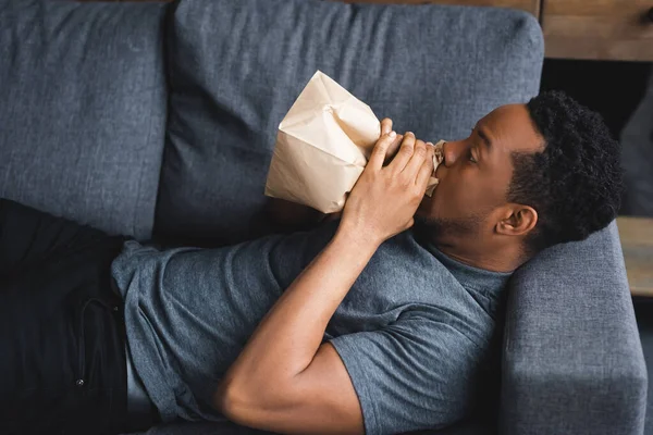 Hombre Afroamericano Estresado Respirando Con Bolsa Papel Mientras Tiene Ataque — Foto de Stock