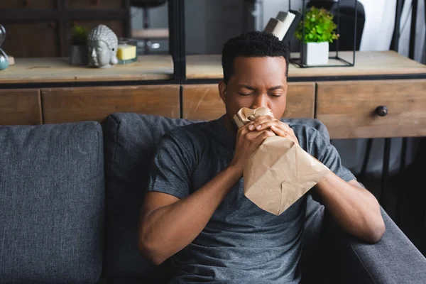 Homem Afro Americano Estressado Respirando Com Saco Papel Enquanto Tem — Fotografia de Stock