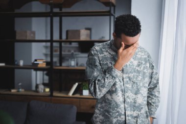 Memleketinde travma sonrası stres bozukluğu çeken askeri üniformalı Afro-Amerikan askeri.