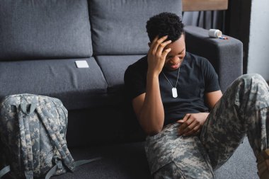 Memleketinde travma sonrası stres bozukluğu çeken, askeri rozetli Afrikalı Amerikan askeri.
