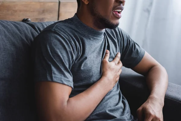 Visão Cortada Homem Afro Americano Estressado Tendo Ataque Cardíaco Casa — Fotografia de Stock