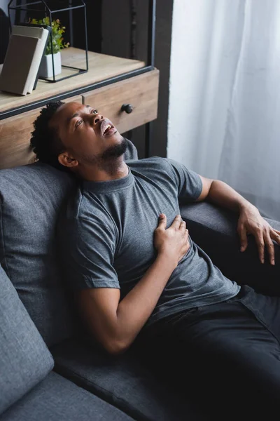 Solitario Estresado Afroamericano Hombre Teniendo Ataque Corazón Casa —  Fotos de Stock