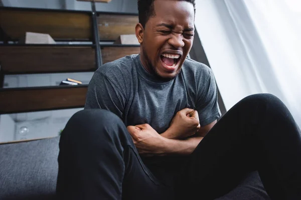 Homem Afro Americano Estressado Gritando Enquanto Tendo Ataque Pânico Casa — Fotografia de Stock