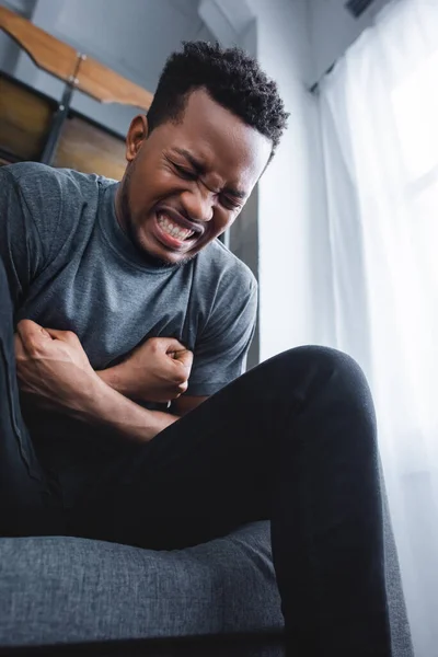 Estresado Hombre Afroamericano Que Sufre Ataque Pánico Casa — Foto de Stock