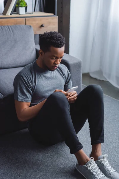 Trauriger Afroamerikaner Nutzt Smartphone Hause — Stockfoto