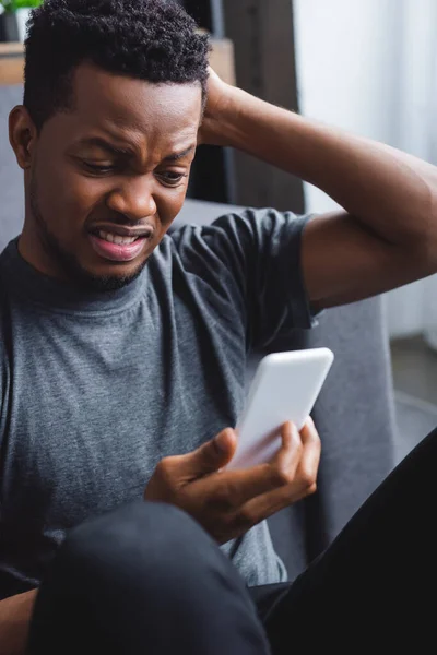 Stressato Uomo Africano Americano Utilizzando Smartphone Casa — Foto Stock