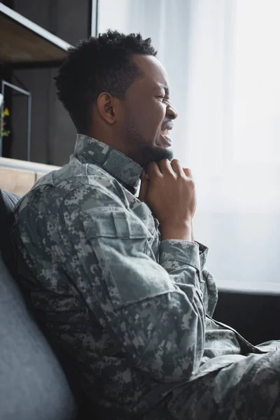 Gestresster Afrikanisch Amerikanischer Soldat Militäruniform Leidet Hause Ptbs — Stockfoto