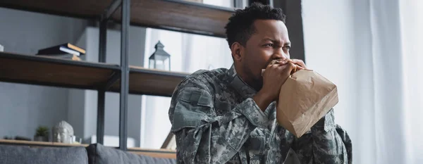 Disparo Panorámico Soldado Afroamericano Uniforme Militar Respirando Con Bolsa Papel — Foto de Stock