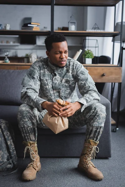 Αφροαμερικάνος Στρατιώτης Στρατιωτική Στολή Που Κρατάει Χαρτοσακούλα Ενώ Έχει Κρίση — Φωτογραφία Αρχείου