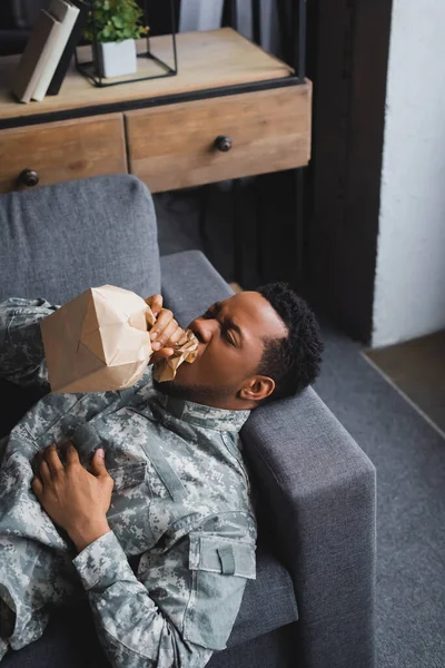 Afrikanischer Amerikanischer Soldat Militäruniform Atmet Mit Papiertüte Während Hause Panikattacken — Stockfoto