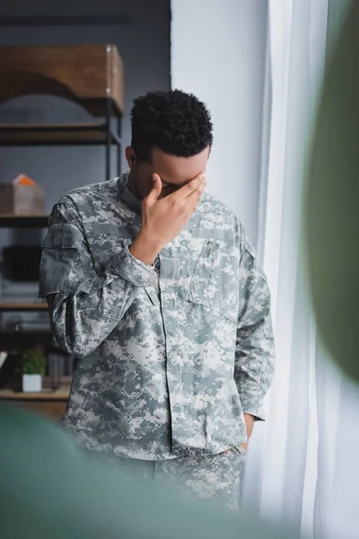 Selective Focus Lonely Sad African American Soldier Military Uniform Home — Stock Photo, Image