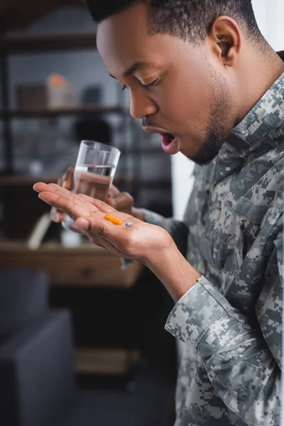 African American Soldier Taking Pills Suffering Ptsd Home — Stock Photo, Image