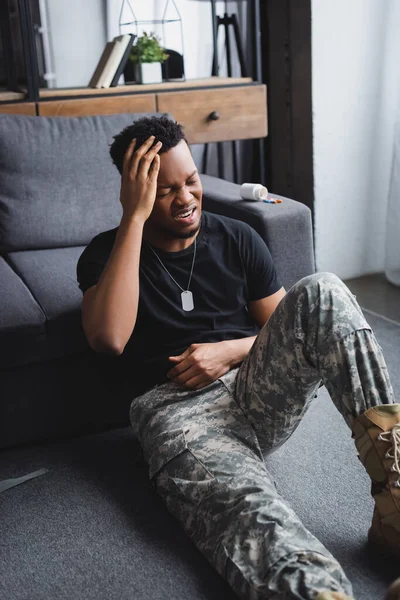 Evde Travma Sonrası Stres Bozukluğundan Muzdarip Asker Kılıklı Afrikalı Amerikan — Stok fotoğraf