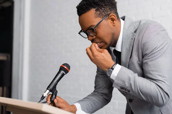 Nerveuze Afro Amerikaanse Spreker Bijten Nagels Tijdens Zakelijke Conferentie Het — Stockfoto