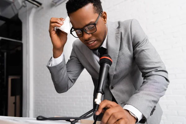 Frustrated Sweaty African American Speaker Napkins Business Conference Microphone — Stock Photo, Image