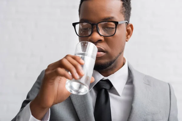 Nerveuze Afro Amerikaanse Zakenman Drinkwater Zakelijke Conferentie Kantoor — Stockfoto