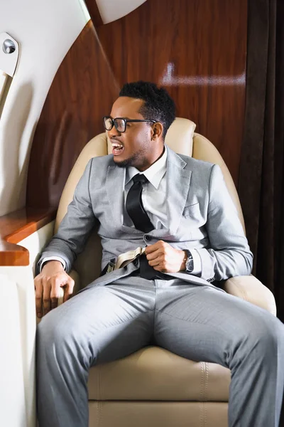 Gestresster Afrikanisch Amerikanischer Geschäftsmann Mit Sicherheitsgurt Und Panikattacke Während Flug — Stockfoto