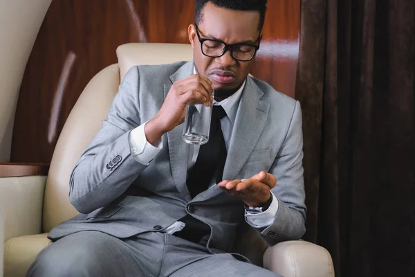 Nervöser Afrikanisch Amerikanischer Geschäftsmann Nimmt Tabletten Während Übelkeit Oder Panikattacke — Stockfoto