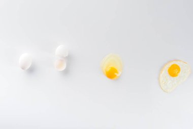 Yumurtaların beyazdan kızarmışa dönüşümünün üst görünümü 