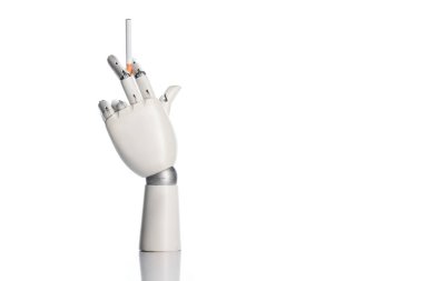 Beyaz üzerinde izole edilmiş sigara tutan robotik el 