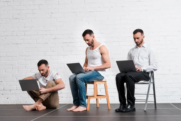Colagem Homem Barbudo Usando Laptop Perto Parede Tijolo Conceito Evolução — Fotografia de Stock