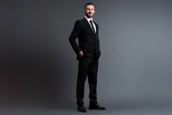 Hombre Negocios Feliz Traje Pie Con Las Manos Los Bolsillos — Foto de Stock