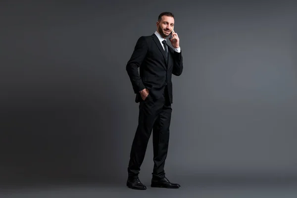 Allegro Uomo Affari Giacca Cravatta Che Parla Smartphone Piedi Con — Foto Stock