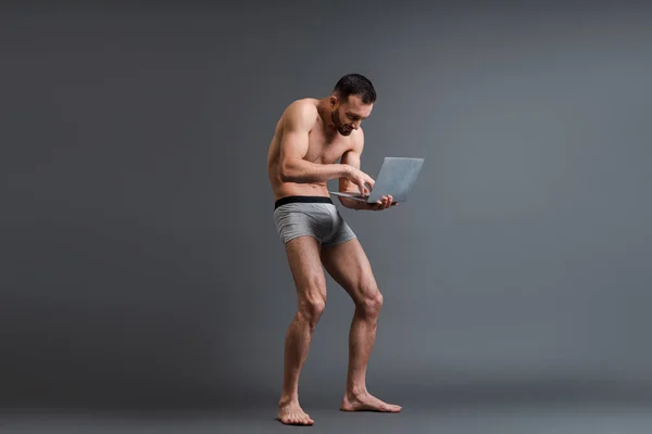 Homem Sem Camisa Inclinado Shorts Boxer Usando Laptop Cinza — Fotografia de Stock