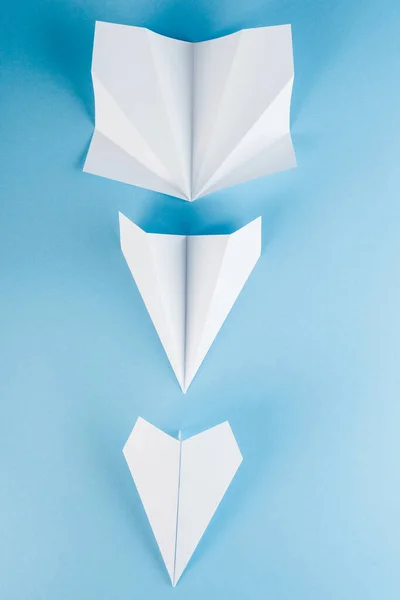 Papierflieger Transformation Auf Blau — Stockfoto