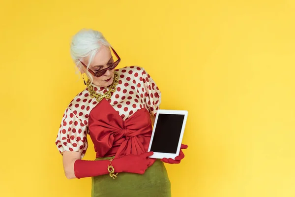 Modieuze Oudere Vrouw Met Digitale Tablet Met Blanco Scherm Geïsoleerd — Stockfoto