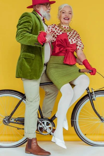 Seniorin Lächelt Kamera Neben Gutaussehendem Mann Auf Fahrrad Auf Weißem — Stockfoto