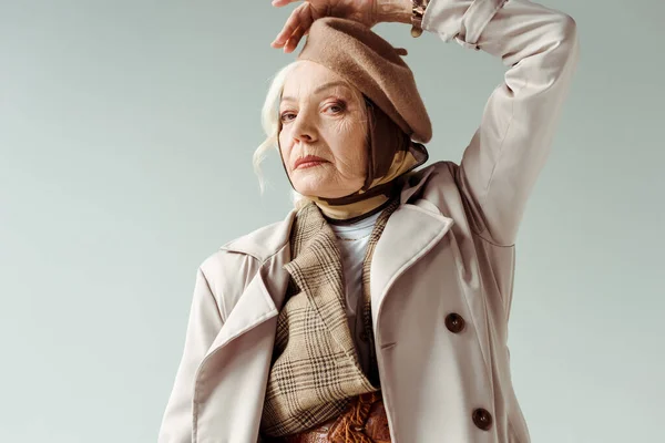 Mulher Idosa Moda Casaco Trincheira Olhando Para Câmera Enquanto Posando — Fotografia de Stock