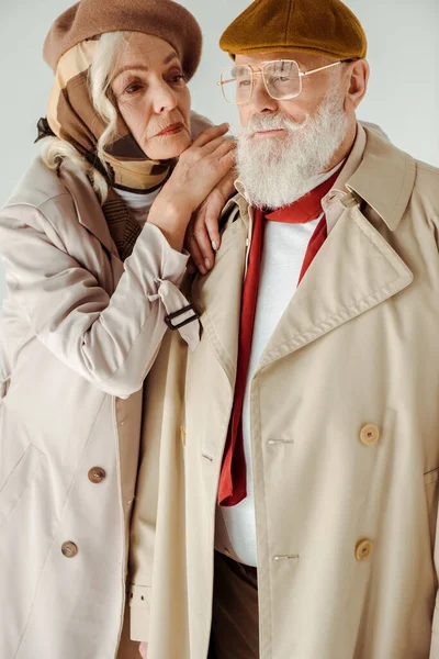 Hermosa Mujer Mayor Abrazando Mirando Hombre Elegante Gabardina Aislado Gris — Foto de Stock