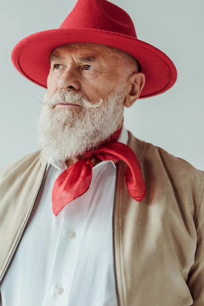 Stilvoller Senior Mit Rotem Hut Blickt Vereinzelt Auf Grau — Stockfoto
