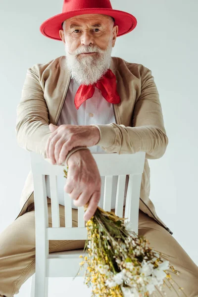 Selective Focus Stylish Senior Man Red Hat Holding Wildflowers Looking — Stock Photo, Image