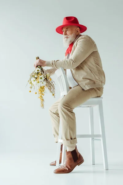 Side View Handsome Senior Man Red Hat Holding Wildflowers While — Stock Photo, Image