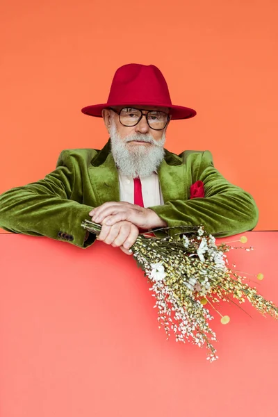Красивый Пожилой Человек Зеленой Куртке Шляпе Букетом Полевых Цветов Изолированных — стоковое фото