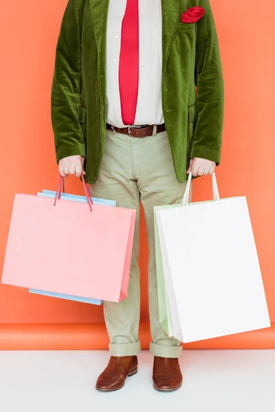 Vista Recortada Del Hombre Mayor Sosteniendo Bolsas Compras Superficie Blanca — Foto de Stock