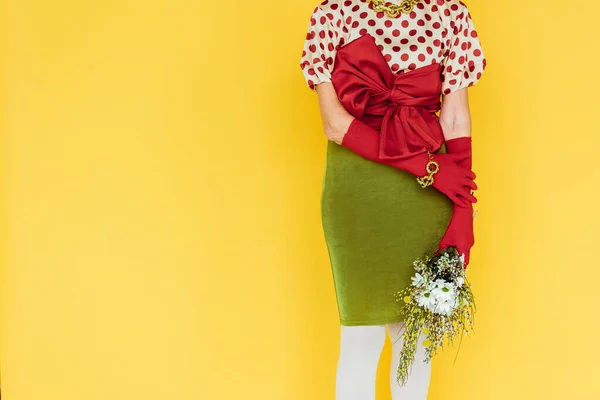 黄色に単離された野花の花束を保持スタイリッシュな高齢女性の作物ビュー — ストック写真