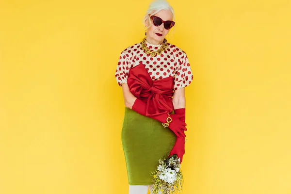 Beautiful Elderly Woman Sunglasses Holding Bouquet Wildflowers Isolated Yellow — Stock Photo, Image