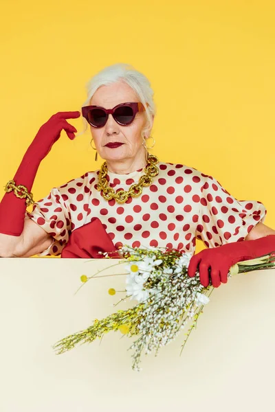 Stylish Senior Woman Holding Wildflowers White Background Isolated Yellow — Stock Photo, Image