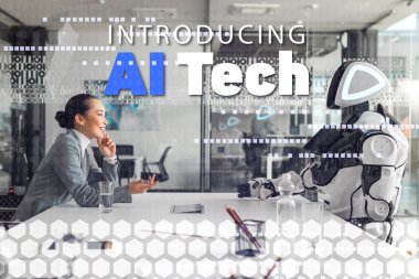 Gülümseyen Asyalı iş kadınının konferans salonunda robotla konuşmasının yan görünüşü, ai tech illüstrasyon