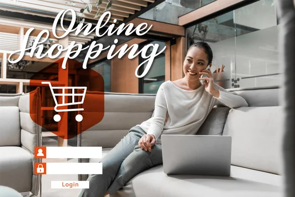 ノートパソコンの近くのソファに座っている間にスマートフォンで話している陽気なアジアのビジネスマンの女性 オンラインショッピングイラスト — ストック写真