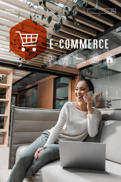 веселая азиатская деловая женщина говорит на смартфоне, сидя на диване возле ноутбука, электронной коммерции иллюстрации
