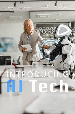 dijital tablet, ai tech illüstrasyon tutarken çekici iş kadını çalışan robotun seçici odağı